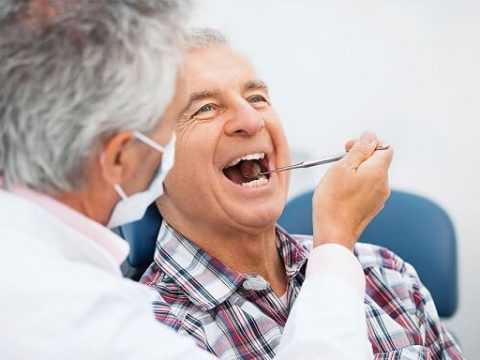 Cấy ghép Implant cho người cao tuổi có nguy hiểm không?